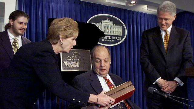 חדר תדרוך הכתבים בבית הלבן על שמו. בריידי עם הנשיא דאז קלינטון (צילום: AP) (צילום: AP)