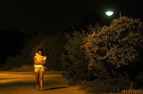 לילה במקום זר במקום בבית בדרום  (צילום: עידו ארז) (צילום: עידו ארז)