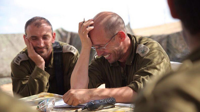 עם ישראל ניצח, צה"ל ניצח. סא"ל ארז אשל עם מפקדים ולוחמים  (צילום: אמיר שינבוים) (צילום: אמיר שינבוים)
