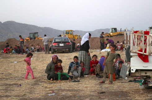 מיעוט נרדף. עקורים יזידים בגבול עם סוריה (צילום: AP) (צילום: AP)