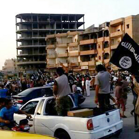 אחת מהתמונות שפורסמו שמראות את התאספות תומכי דאעש לקראת הסקילה (צילום: AP) (צילום: AP)