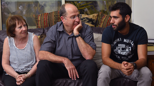 Ya'alon with Oron Shaul's family (Photo: Ariel Hermoni, Defense Ministry)