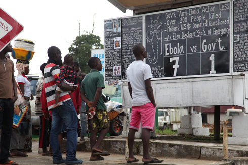 מחאה על הלוח בליבריה. "אבולה 7, הממשלה 1" (צילום: EPA) (צילום: EPA)