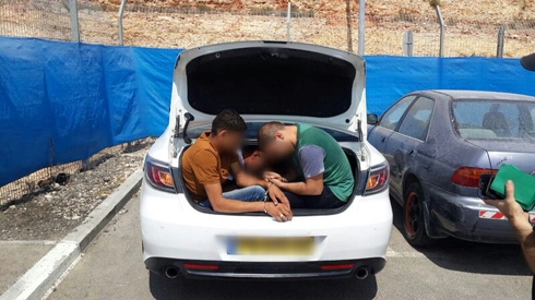 הפלסטינים נמצאו בתא המטען (צילום: חטיבת דובר המשטרה) (צילום: חטיבת דובר המשטרה)