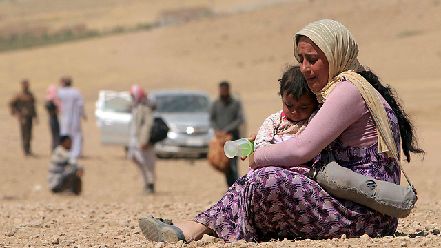 אישה יזידית עם בתה בעיראק (צילום: רויטרס) (צילום: רויטרס)