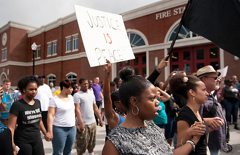 "רוצים צדק, רוצים תשובה". מפגינים בפרגוסון (צילום: AP) (צילום: AP)