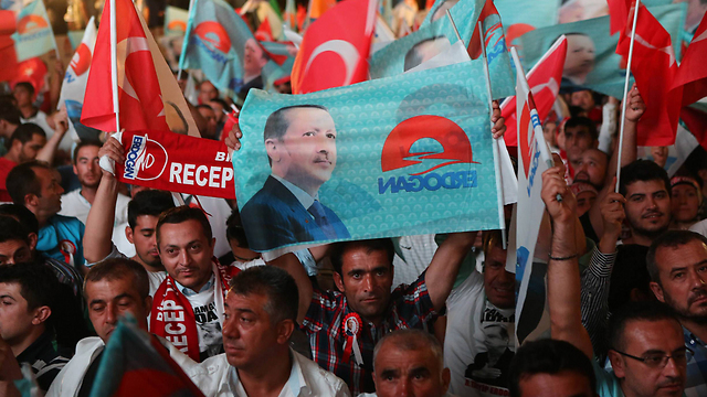 פונה ללב השמרנים. הפגנת תמיכה בנשיא (צילום: AFP) (צילום: AFP)