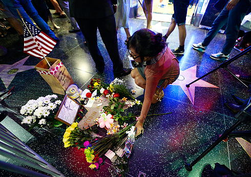 מניחים פרחים לזכרו של רובין וויליאמס בהוליווד (צילום: AP) (צילום: AP)