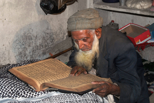 קשימרי חפיזוללה, בן 107, קורא בקוראן בכפר צ'טה (צילום: AFP) (צילום: AFP)