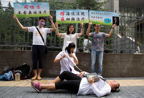 פעילים בעד זכויות הלהט"ב מפגינים מחוץ לבית המשפט בסין (צילום: AP) (צילום: AP)