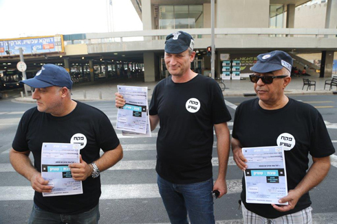 Tel Aviv inspectors handing out fines to stores open on Shabbat (Photo: Motti Kimchi)