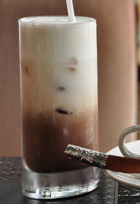 אייס קפה. עדיף פשוט להכין קפה עם חלב קר וקרח (צילום: shutterstock) (צילום: shutterstock)