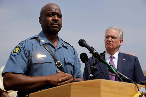 מפקד המשטרה רון ג'ונסון, מפזר מפגינים ומביע הזדהות עימם (צילום: AP ) (צילום: AP )