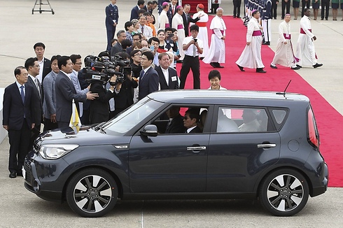 האפיפיור פרנסיסקוס (במושב האחורי) ורה"מ של דרום-קוריאה (עומדת לצד חלון הנוסע) (צילום: AFP) (צילום: AFP)