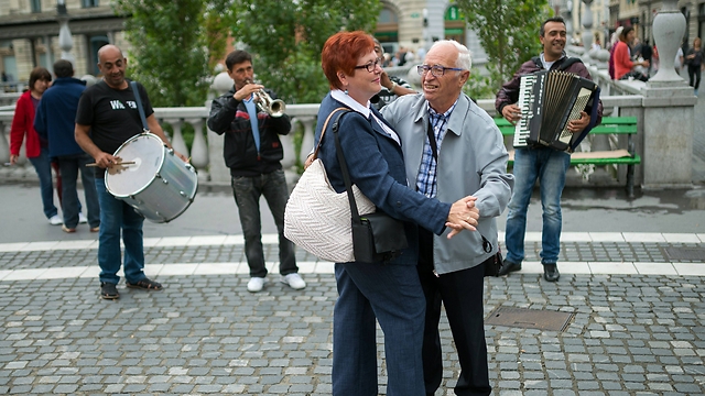 ריקוד רומנטי בסלובניה (צילום: AFP) (צילום: AFP)