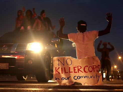 "לא רוצים שוטרים-רוצחים בקהילה שלנו" (צילום: AP) (צילום: AP)