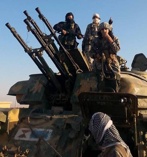 לוחמי ג'יהאד המזוהים עם דאעש בסוריה (צילום: AP) (צילום: AP)