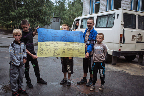תומכים צעירים של הצבא האוקראיני במזרח המדינה (צילום: EPA) (צילום: EPA)