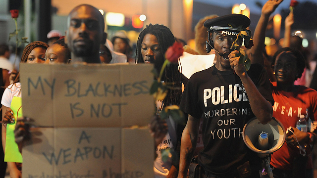 "הצבע השחור שלי הוא לא נשק". הפגנה בפרגוסון (צילום: AFP) (צילום: AFP)