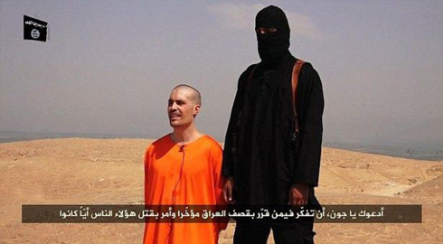 פעיל דאעש ופולי שניות לפני שהעיתונאי הוצא להורג ()