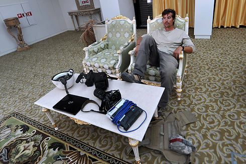 פולי במהלך מנוחה מהעבודה (צילום: AFP) (צילום: AFP)