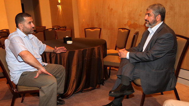 ג'עברי (משמאל) עם ראש הלשכה המדינית חאלד משעל (צילום: רויטרס) (צילום: רויטרס)