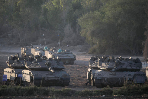 כוחות שריון בעוטף עזה, היום (צילום: רויטרס) (צילום: רויטרס)