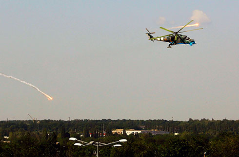 מסוק צבאי מעל נמל התעופה של דונייצק (צילום: רויטרס) (צילום: רויטרס)