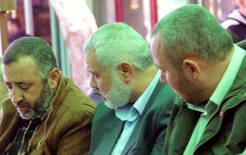 Abu Shmallah (left) with al-Attar (right) and Ismail Haniyeh.