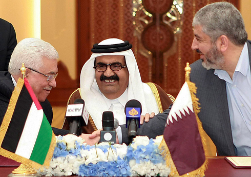 Abbas, Mashal and the then-Qatari emir in Doha in 2012 (Photo: AP) (Photo: AP)