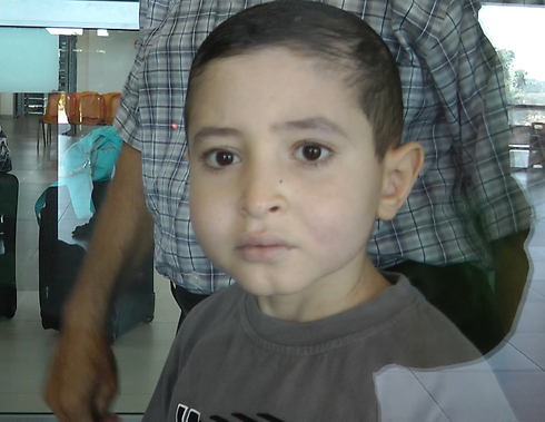 Palestinian child with cancer waits at Erez Crossing (Photo: Assaf Kamer)