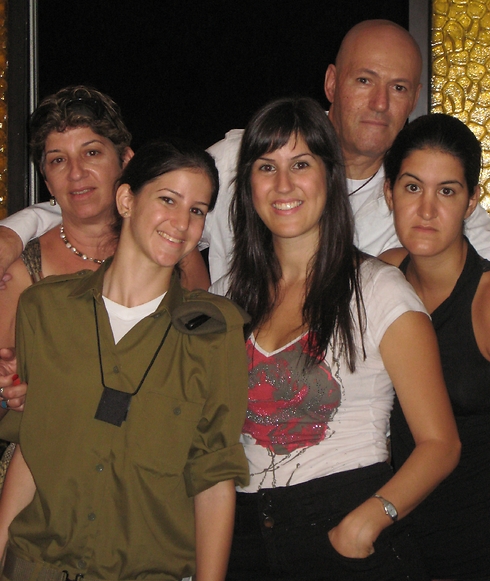 משפחת סורקין: ההורים ושלוש הבנות (ענבל מימין עם החולצה השחורה, דנה לידה) (קרדיט: אלבום משפחתי) (קרדיט: אלבום משפחתי)