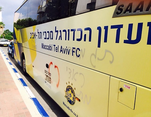 כתובות שרוססו נגד ראדי על האוטובוס של מכבי ת"א (צילום: אתר מכבי ת"א) (צילום: אתר מכבי ת
