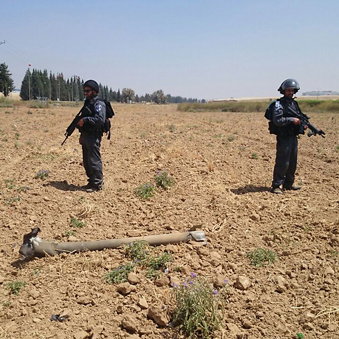 רקטה שהתפוצצה בשדות נגב (צילום: חטיבת דובר המשטרה ) (צילום: חטיבת דובר המשטרה )