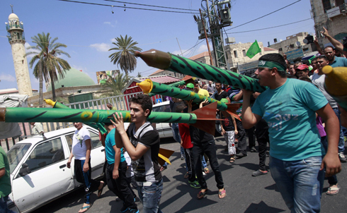 Poll: Palestinians support a truce with Israel, but not at the price of disarmament. (Photo: AP) (Photo: AP)