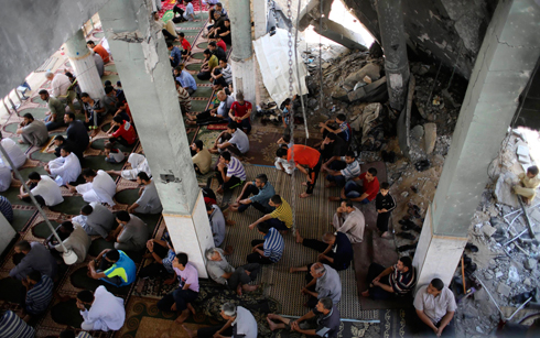 פלסטינים מתפללים במסגד הרוס בעזה, היום (צילום: רויטרס) (צילום: רויטרס)