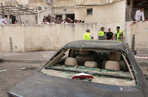 מכונית ליד בית הכנסת שנפגע באשדוד (צילום: עידו ארז) (צילום: עידו ארז)