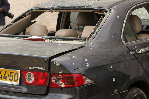 Осколками ракеты выбило стекла у машин в Ашдоде, "Нерушимая скала". Фото: Идан Эрез
