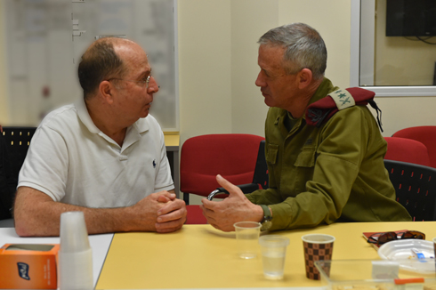 Defense Minister Ya'alon and IDF Chief of Staff Gantz during Operation Protective Edge (Photo: Ariel Hermoni, Defense Ministry) (Photo: Ariel Hermoni, Defense Ministry)
