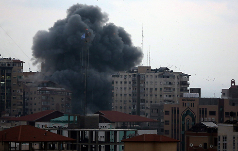 נפילת בניין לאחר תקיפה חיל האוויר. חמאס כיוונו דווקא לפגיעות אזרחיות (צילום: EPA) (צילום: EPA)