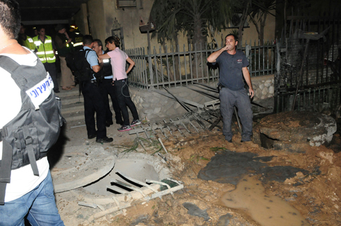 האזור שבו פגעה אחת הרקטות שנורו לבאר שבע (צילום: הרצל יוסף) (צילום: הרצל יוסף)
