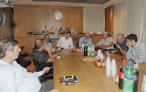 ישיבת המנהלת בצהריים. הכדורגל הישראלי בכל זאת חוזר (צילום: ראובן שוורץ) (צילום: ראובן שוורץ)