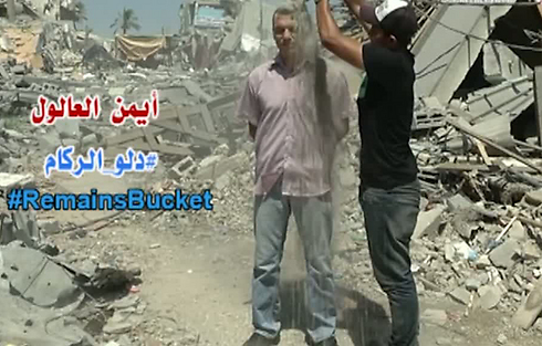 העיתונאי הפלסטיני באתגר "דלי ההריסות"          ()