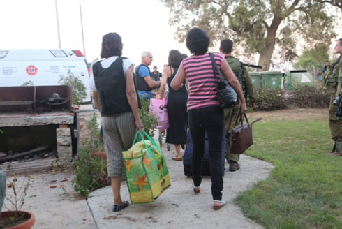 Residents of southern community flee due to rocket fire (Photo: Motti Kimchi)  (Photo: Motti Kimchi)