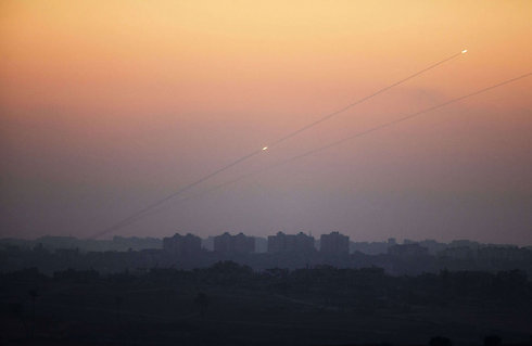 שיגור רקטות מעזה, על רקע השקיעה, הערב (צילום: AFP) (צילום: AFP)