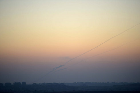 צוק איתן: שיגור רקטות לעבר אשקלון (צילום: אבי רוקח) (צילום: אבי רוקח)