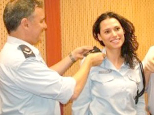 שרית פיליפסון מקבלת דרגה מהמפכ"ל לשעבר יוחנן דנינו (צילום: משטרת ישראל) (צילום: משטרת ישראל)