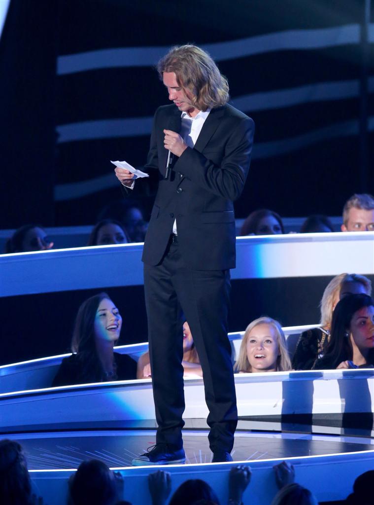 מעלה את המודעות. ג'ס מקבל את הפרס בשם מיילי סיירוס (צילום: gettyimages)