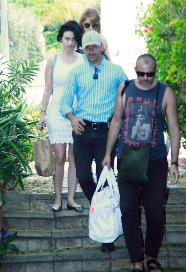 ניט מתכוננת עם שמלה לבנה (צילום: אמיר מאירי)