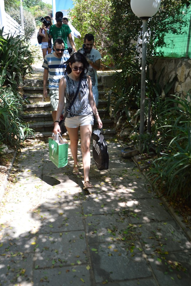 מה יש לך בשקיות? אסתי טייב סוחבת (צילום: מאיר המאירי)